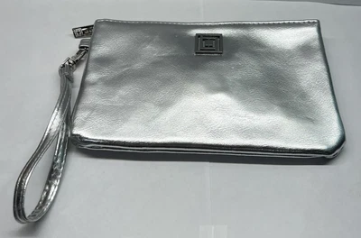 Muñequera Liz Claiborne Clutch Teléfono Carga iPhone Android Compatible Plateada Foto 1 de 4