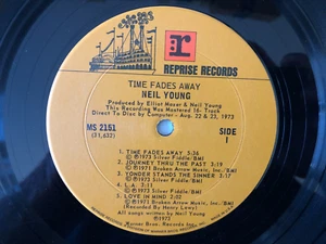 ++ RECORD ONLY NO COVER ++ Neil Young TIME FADES AWAY Original 1973 Reprise VG - Imagen 1 de 3