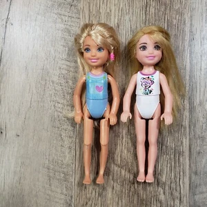 Barbie Little Sister Chelsea bambole lotto di 2 in costume da bagno blu e bianco Mattel - Foto 1 di 10