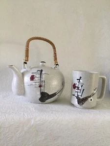 Tetera de cerámica pintada a mano con mango de mimbre y 4 tazas, aves asiáticas abstractas - Imagen 1 de 12