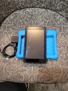 amazon fire tablet m8s26g tested and works....Wiped clean...very nice  READ - Foto 1 di 6
