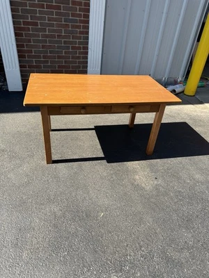 Land of Nod Grow with Me 活动木桌/桌 带储物抽屉 48x27 24 英寸 T — 第 1/4 张图片