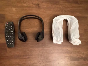 2 HEADPHONES BLUETOOTH WIRELESS HEADPHONES SET WITH REMOTE AND BATTERIES - Picture 1 of 2
