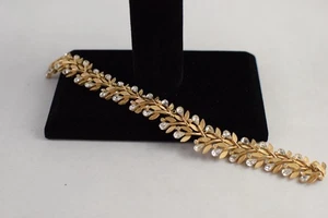 Brazalete De Colección Corona Trifari Hoja Pera y Chaton Estrás Oro Cepillado - Imagen 1 de 7