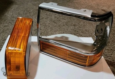 1989 - 1992 FORD RANGER BRONCO II OEM LEFT HEAD LIGHT BEZEL TRIM W TURN SIG LAMP - Image 1 of 4