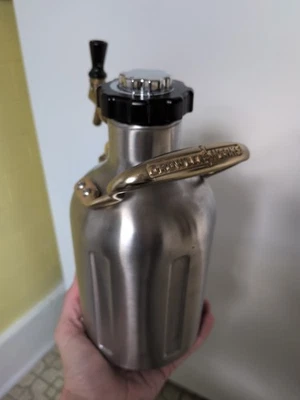 Growler de cerveza presurizada uKeg GrowlerWerks 64 oz acero inoxidable con borde de latón Foto 1 de 4