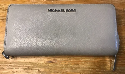 Cartera sin asas Michael Kors de cuero gris con cremallera GM-1909 H19 4" X 8" Foto 1 de 4