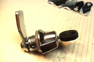 LATCH KEY-LOCKING SINGLE POINT QUARTER-TURN WITH WING HANDLE, CHROME NEW - Picture 1 of 7