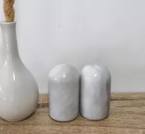 Vintage 1970s 1980s Marble Salt Pepper Shakers White Grey Curved - Bild 1 von 8
