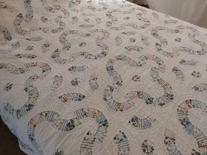 TRAPUNTA BIANCA CON ACCENTI DI PASTELLI 76X86 BELLISSIMA - Foto 1 di 9