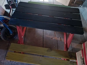 Kindertisch mit sitzbank aus Holz für kleine Kinder und schön bunt. - Bild 1 von 1