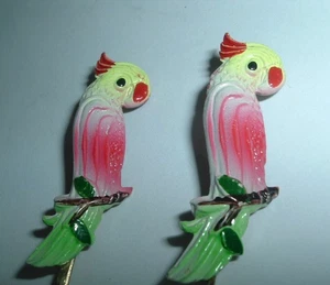 Vintage Paar handbemalte Emaille Papagei Vogel Haarnadeln 2" - Bild 1 von 3