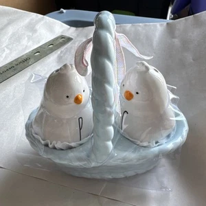 Rae Dunn Easter Chicks In A Basket Salt And Pepper Shakers Blue Basket - Bild 1 von 10
