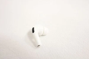 Apple AirPods Pro 2. Generation NUR Rechts (ORIGINAL) A2698 Gebraucht v Händler  - Bild 1 von 1
