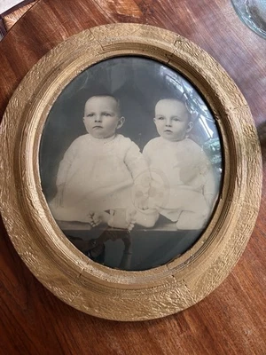 Antiguo marco de fotos de vidrio burbuja ovalado gemelos madera pintada en oro 23" x 18" Foto 1 de 4