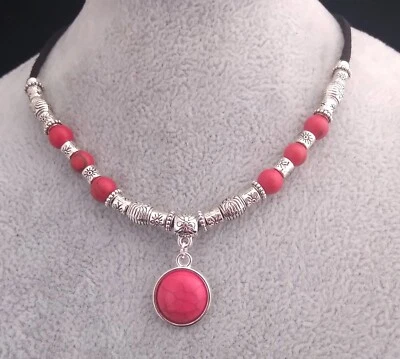 Red Howlite 12 mm Cabochon, Red Howlite & Tibetan Silver Bead Leather Necklace Foto 1 de 4