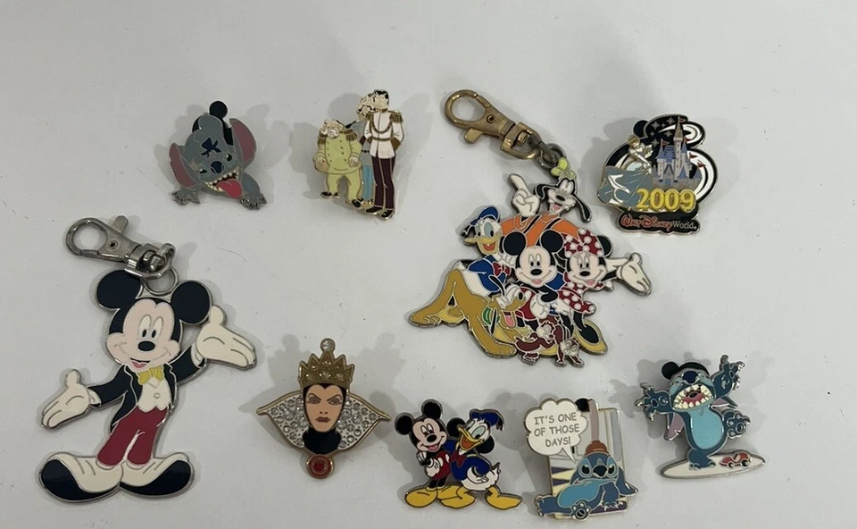 Lote De 9 Dijes De Colección Disney Prendedores Comerciales Y Llavero Bolso Mickey Stitch Foto 1 de 4