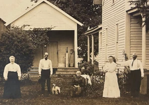 FOTO RPPC c1910 Family Front Home con Jack Russel? Perro Terrier encontrado en Niles, MI - Imagen 1 de 7