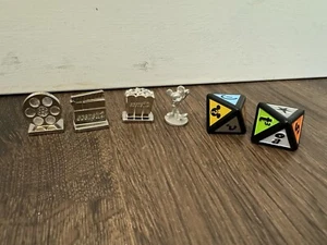 2002 Scene It! DVD Movie Board Game - Replacement Metal Token Pieces & Dice - Picture 1 of 7