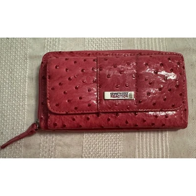 Kenneth Cole Reaction Cartera Bolso sin asas Organizador Rosa Estampado de avestruz Cremallera Alrededor Usado en Excelente Condición Foto 1 de 4
