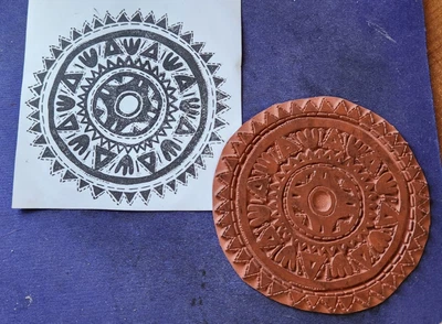 Не смонтированный БОЛЬШОЙ резиновый штамп ЮГО-ЗАПАД РОДНОЙ СОЛНЕЧНЫЙ ЦИФЕРБЛАТ КАЛЕНДАРЬ - Изображение 1 из 3