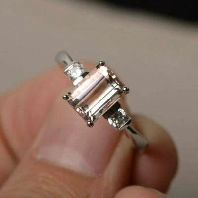 Anillo de compromiso de morganita melocotón creado en laboratorio de 2,2 quilates trilogía enchapada en oro blanco de 14 k Foto 1 de 4