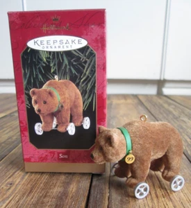 NEU 1999 Hallmark Andenken Weihnachtsschmuck "Sohn" weicher pelziger Bär auf Rädern - Bild 1 von 10