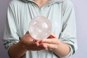 Bola de cuarzo transparente natural de 0,72 kg, talla de esfera de cristal de cuarzo, regalo de decoración de Reiki - Imagen 1 de 10