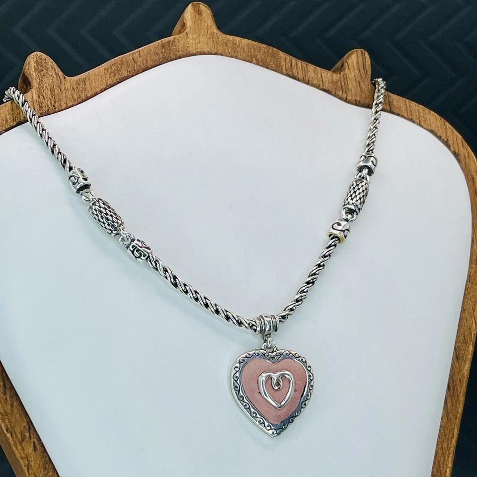"Collar colgante corazón cuero rosa Brighton Love Notes tono plata 18"" retirado" Foto 1 de 4