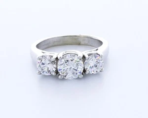 Anillo de compromiso clásico redondo de oro blanco de 14 k con diamantes creados en laboratorio D/VVS1 de 1,7 quilates - Imagen 1 de 4