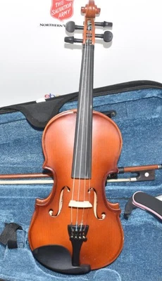 Mendini 1/8 violin Bow and Hardcase MV300 Ser#02201702435 (0663K) - Image 1 of 4