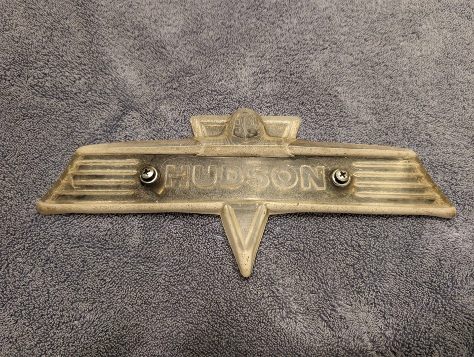 Emblema Hudson Commodore 1946-1947 moldura trasera de plástico  Foto 1 de 4