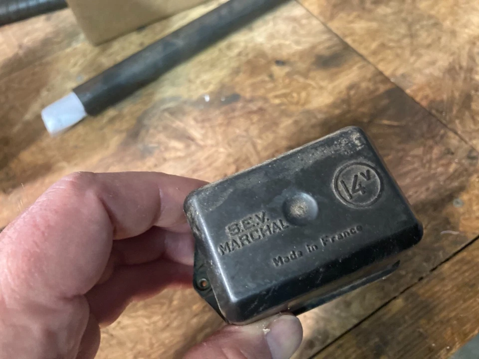 Porsche 911/930 S.E.V МАРШАЛЬНЫЙ РЕГУЛЯТОР НАПРЯЖЕНИЯ с кронштейном 14 В OEM 72717402 - Изображение 1 из 1