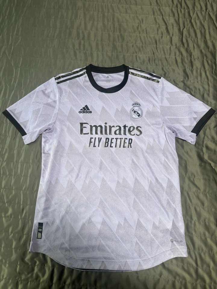 Camiseta Adidas Real Madrid 22/23 Visitante Auténtica Talla Grande Foto 1 de 4
