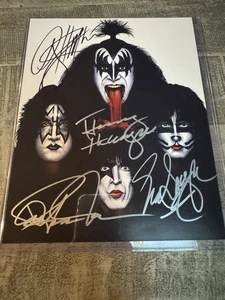 Kiss Band signiertes Foto 8x10 (4) . Gene Simmons, Paul Stanley Dual Echtheitszertifikate Musik - Bild 1 von 3