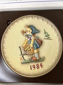 GOEBEL MJ HUMMEL 1984 ANNUAL COLLECTORS PLATE - LITTLE HELPER - Picture 1 of 6