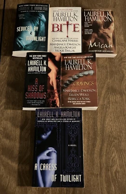 Laurell K. Hamilton Novels, Lot of 6, Paperback, VERY GOOD (961) Foto 1 de 4