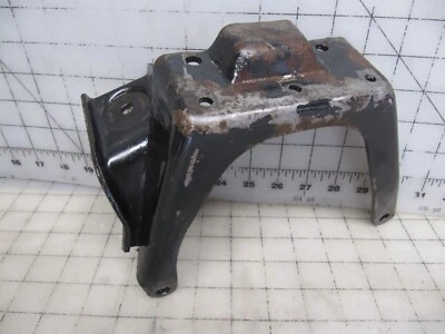 Mercedes-Benz W115 240D 1976 soporte de montaje de amortiguador motor delantero OM616.916 Foto 1 de 2