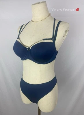 JUEGO DE TANGA Y CADENA DE PLATA NÁUTICA 'BALCÓN DE INMERSIÓN' DESNUDA POR MARLIES DEKKERS Foto 1 de 4