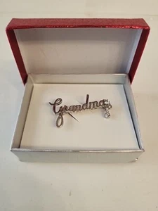 Silberfarbene Brosche Strass Kursivwort Oma klar Hänger Stein  - Bild 1 von 6