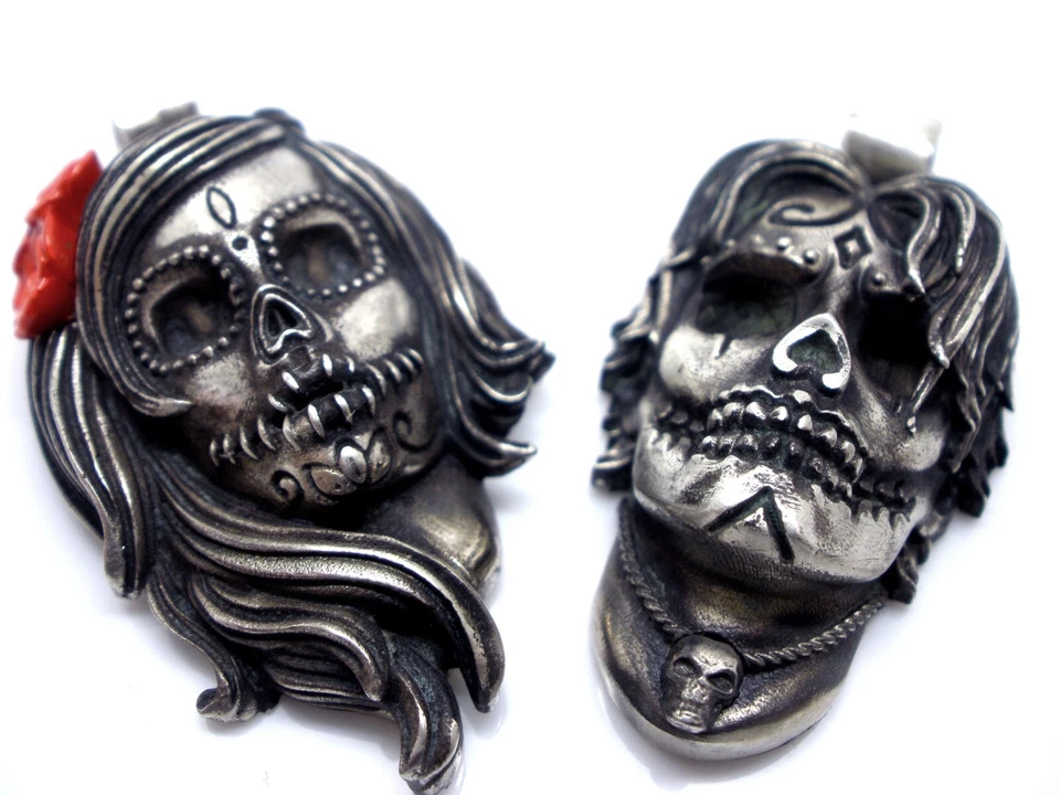 Collares de pareja con calavera de azúcar, colgantes de pareja de Halloween Foto 1 de 4