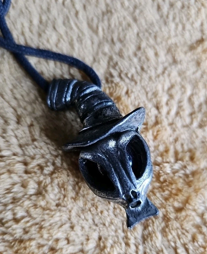 Collar con dije extraterrestre de peltre años 90 centro comercial cordón negro 2" vintage Foto 1 de 4