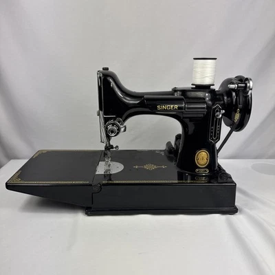 Máquina de coser Singer 221 Cat. 3-120 - Estuche, pedal y accesorios Foto 1 de 4