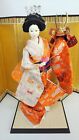 Antyczna japońska lalka gejsza trzymająca kask samurajski w pięknym kimono Vintage 3