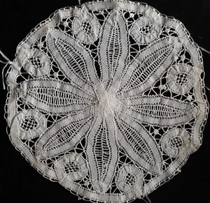 LOT N°14- 1 ANCIEN NAPPERON BRODÉ MAIN EN DENTELLE DE LUXEUIL 20 cm - Imagen 1 de 2