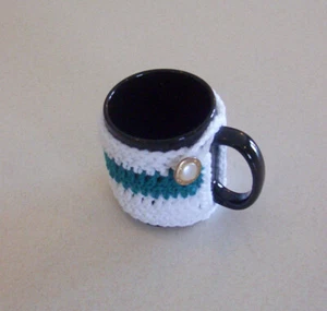 Acogedora taza de café abotonada de ganchillo a mano blanco y azulado oscuro a rayas - Imagen 1 de 4