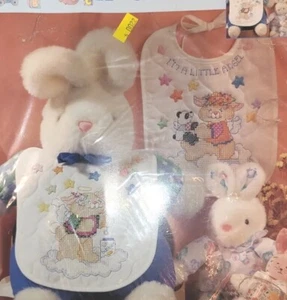 Kit de babero estampado punto de cruz Bucilla Heavenly Bunnies  - Imagen 1 de 4