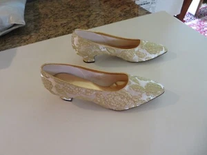 VTG. GOLD EMBROIDERED LADIES HEELS BY OOMPHIES-USA-7 1/2 - Picture 1 of 7