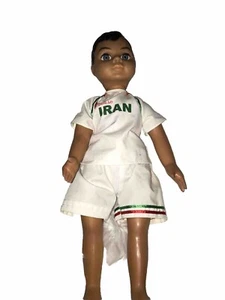 SARA UND DARA PUPPE KUNSTSTOFF VINYL 16" HOCH ORIGINAL Fußball OUTFIT 2002 IRANISCHER Junge - Bild 1 von 11