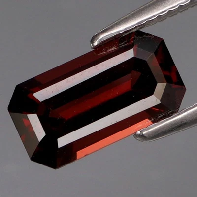 Espinela roja noble superior natural de 1,36 quilates mejor color Myanmar forma perfecta Foto 1 de 4